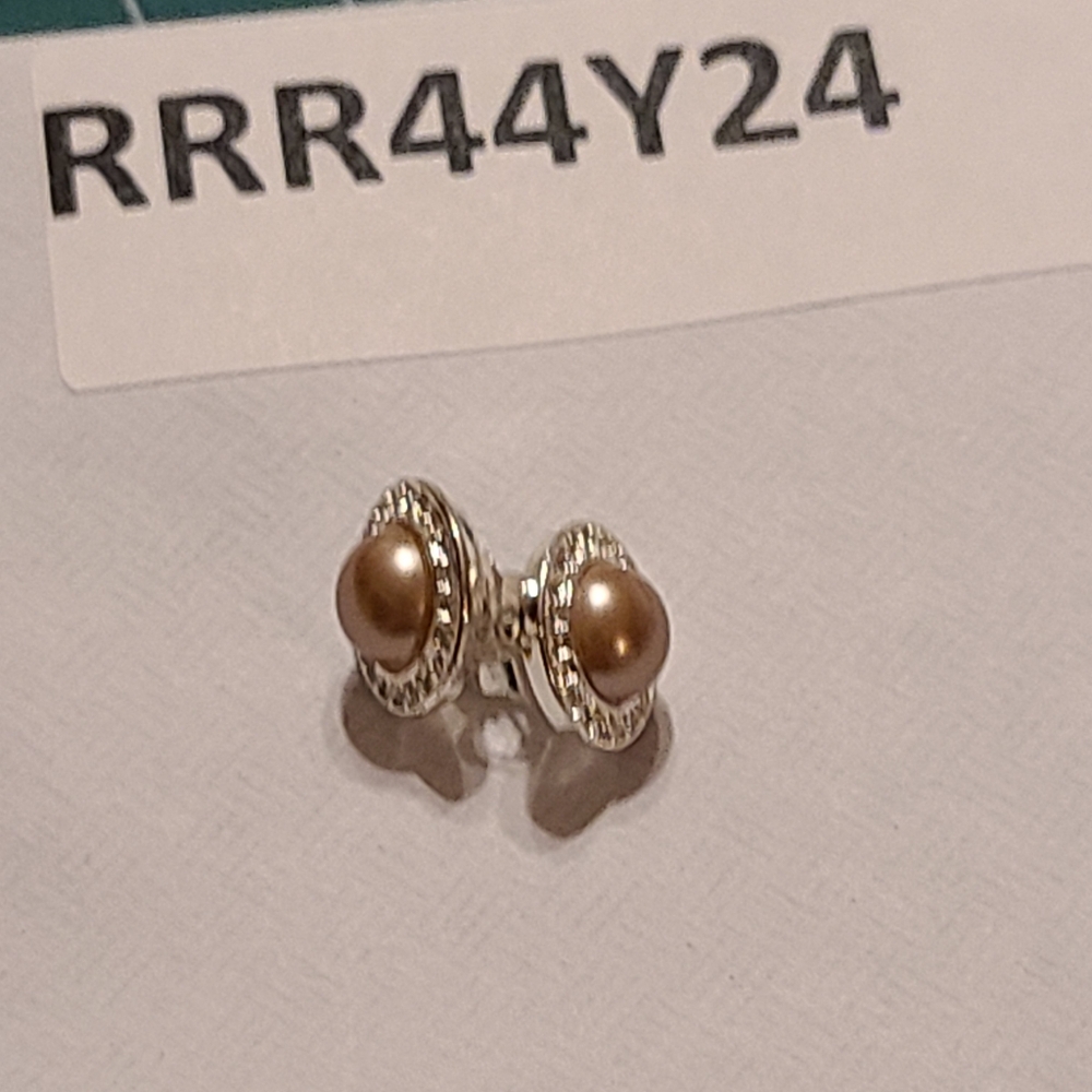 Vintage Studded Earrings For Sale - Picture 5 of 6